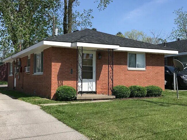 Building Photo - 2026 N Westwood Ave