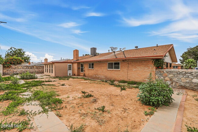 Building Photo - 8700 Cielo Vista Dr