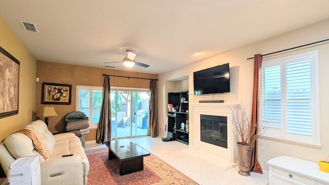 Building Photo - Beautiful Executive Rental in West Sacramento!