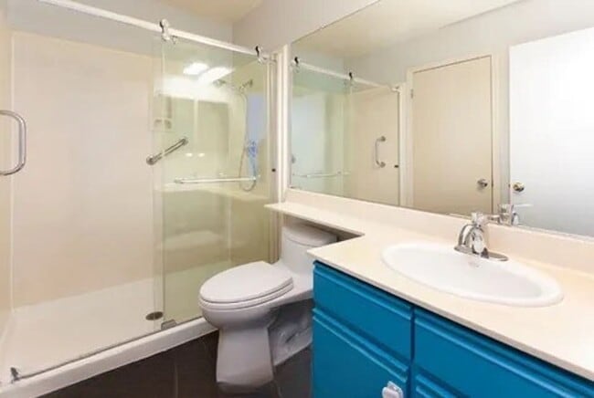 Building Photo - Amazing 2BR/2BA Townhome w/ Parking, In-Un...