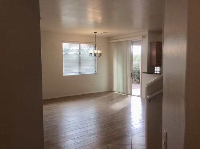 Building Photo - 4 Bdrm + Den / 2.5 Bath, 2 Story NW, off T...