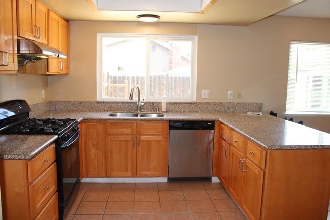 Building Photo - Beautiful 3 Bedroom / 2 Bathroom Pittsburg...