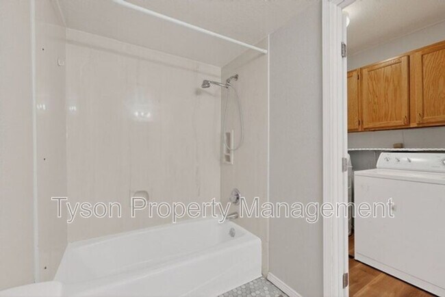 Building Photo - 9230 Osuna Pl NE