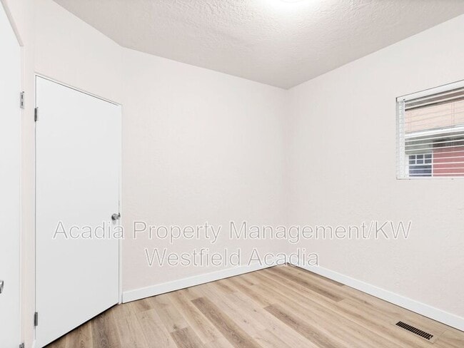 Building Photo - 3002 Porter Ave