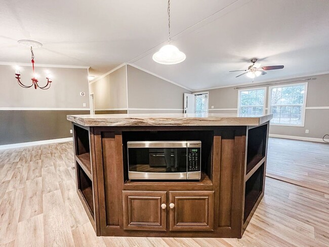 Building Photo - LOCATION! 5 mins from Carolina Beach bridg...