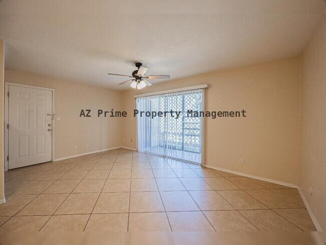 Building Photo - 2121 W Royal Palm Rd