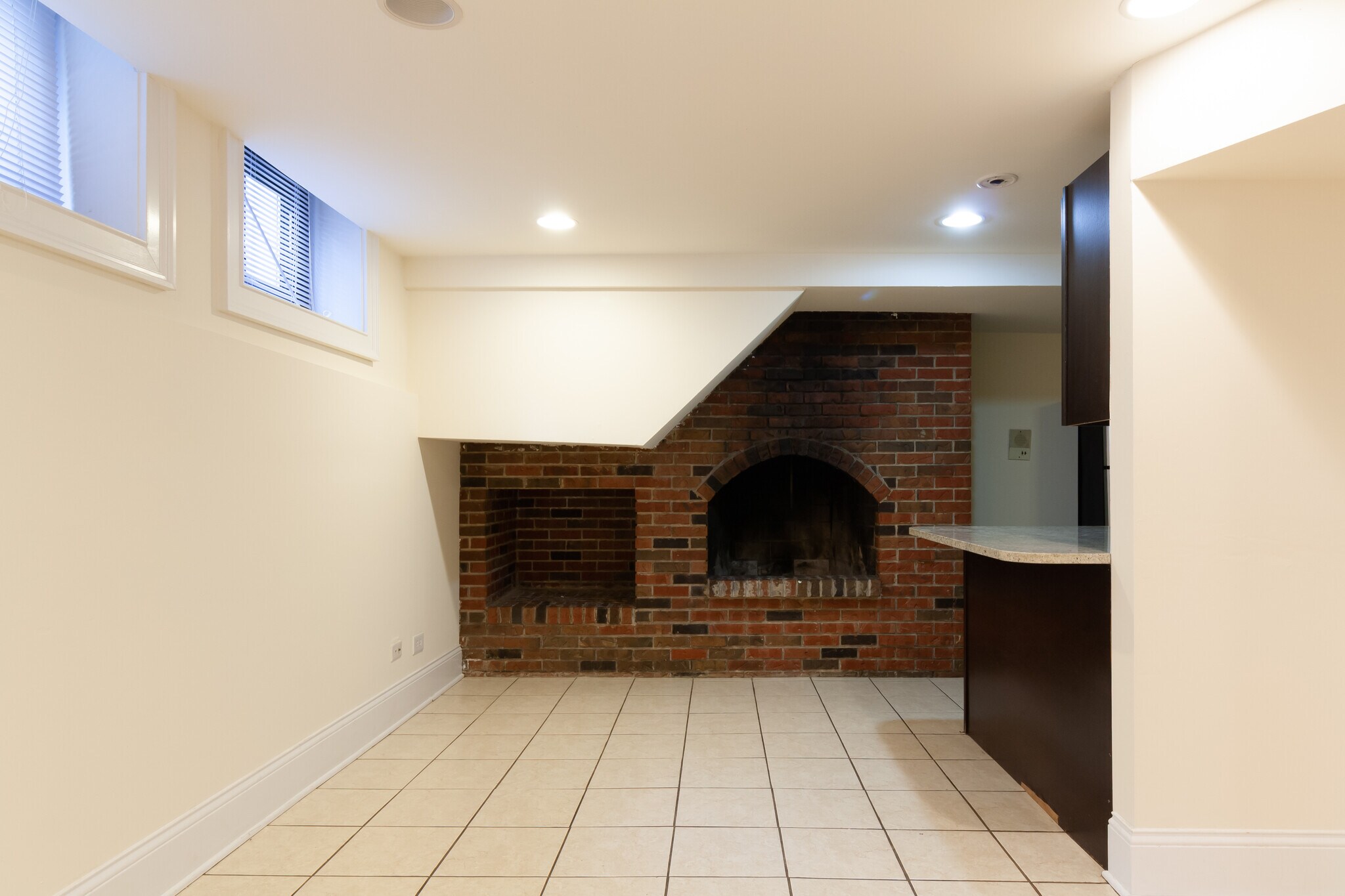 Building Photo - 877 W Lill Ave