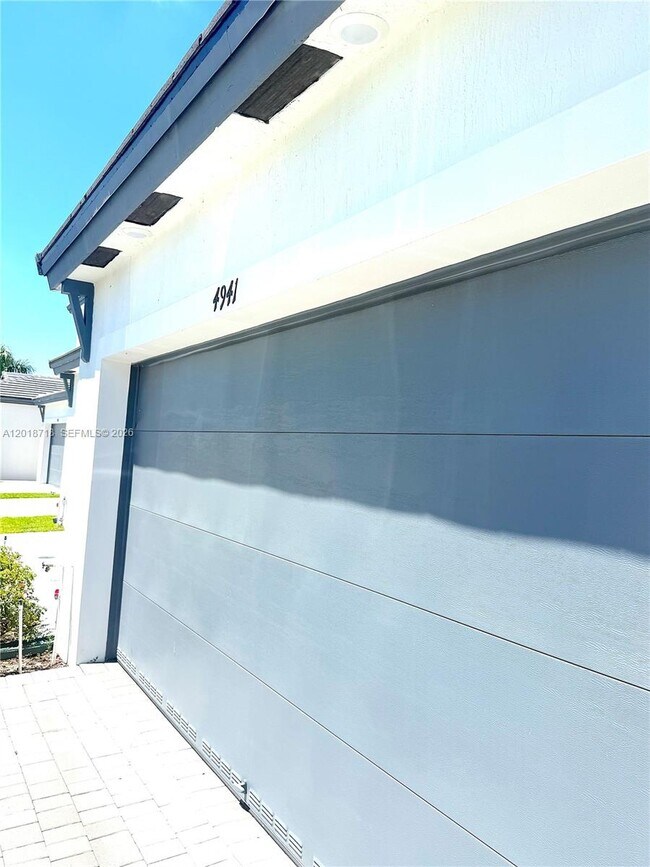 Building Photo - 4941 Oakmont Dr