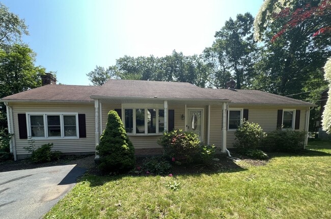 Primary Photo - Spacious 3 Bedroom Ranch