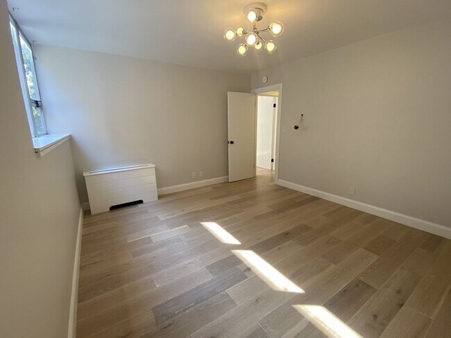 Building Photo - Amazing 2 bed 2 bath in Brookline