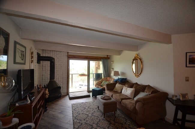 Building Photo - Updated Unit! Great Views! Year lease!