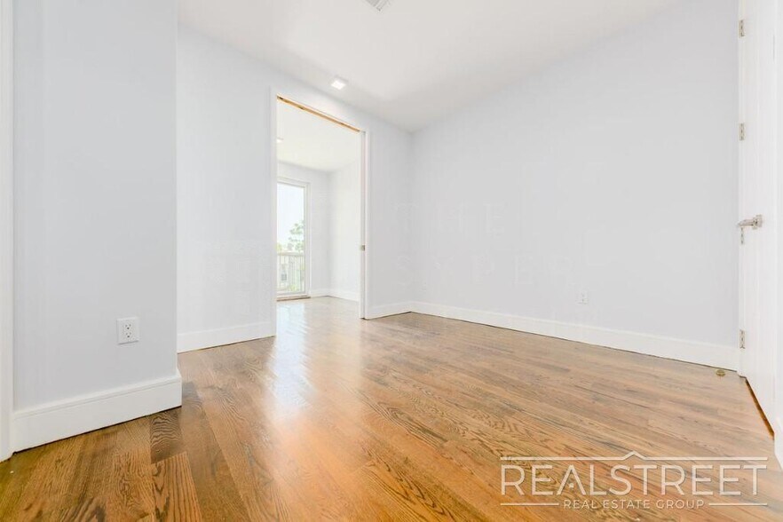 Building Photo - Luxury 2 BR in Bushwick with Balcony & Roo...