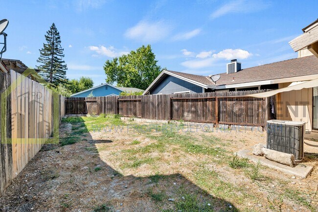Building Photo - Desirable Pocket-Greenhaven Half-Plex for ...