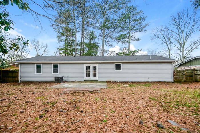 Building Photo - 951 Woodbridge Dr NE