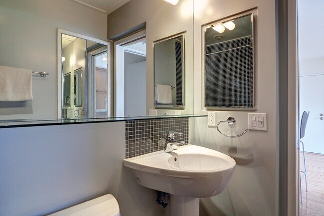 Building Photo - 9005 Cynthia St