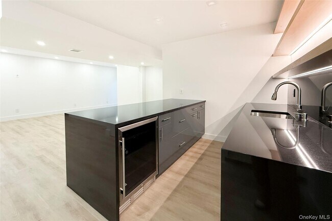 Building Photo - 121 Ponquogue Ave