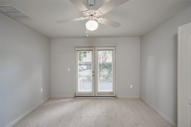 Building Photo - 315 Sandman St