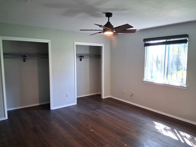 Building Photo - 4914 Parkwood Dr