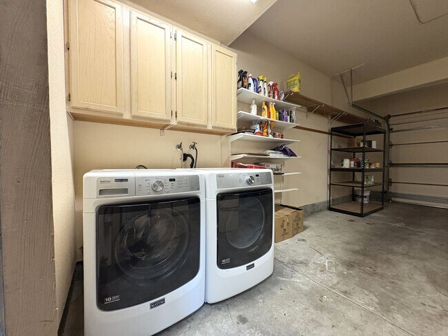 Building Photo - Spacious and Inviting 3-Bedroom, 2.5-Bath Townhome in the Heart of Menlo Park