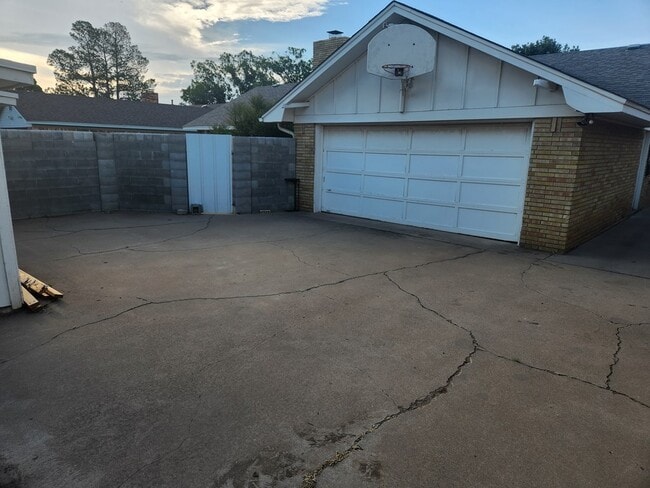 Building Photo - 3821 E Everglade Ave