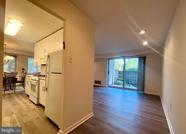 Building Photo - 1637 Oakwood Dr