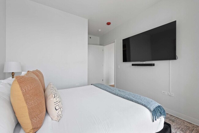 Building Photo - 901 W Blackhawk St