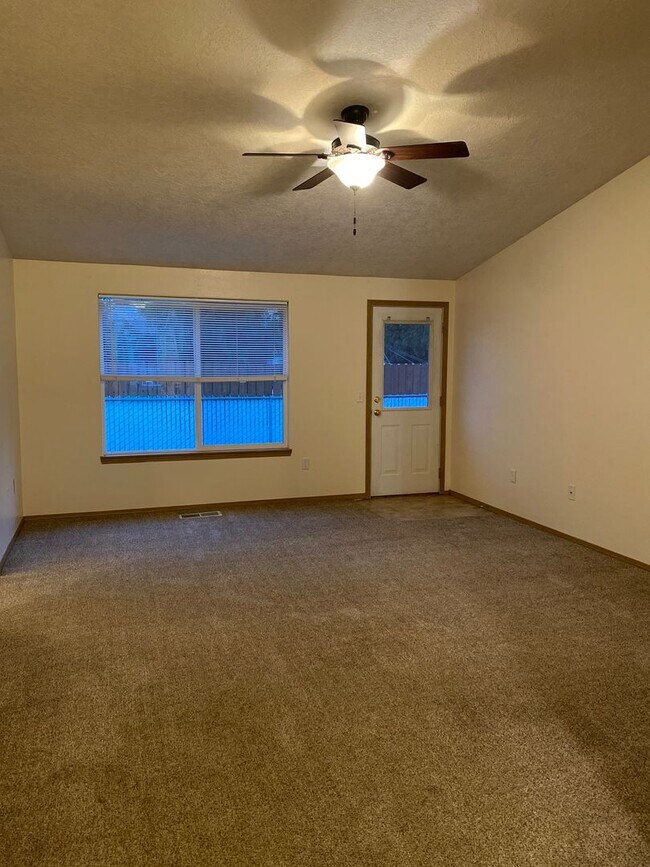 Building Photo - Comfortable 3 Bedroom Home in Hickory Hills