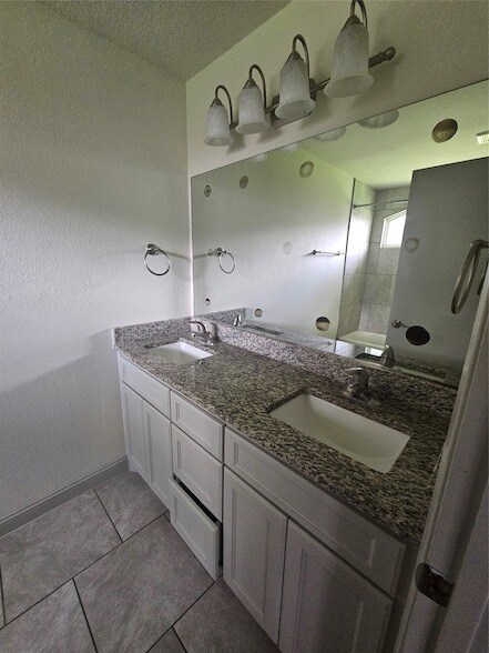 Building Photo - 3206 Pebble Lake Dr
