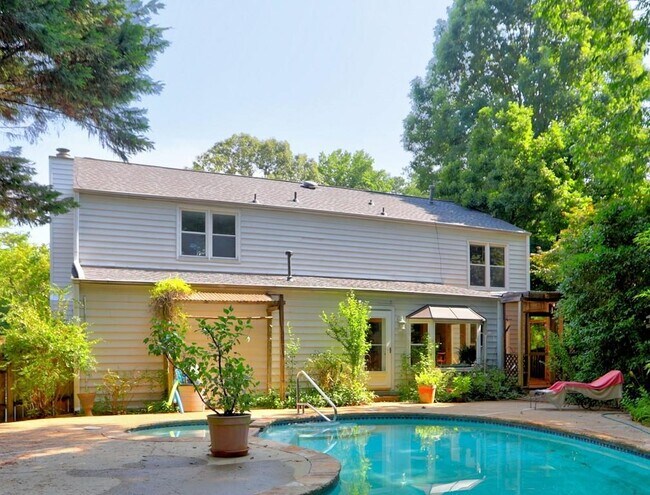 Building Photo - 4512 Woodlawn Lake Dr