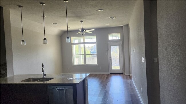 Building Photo - 2006 Theresa Dr