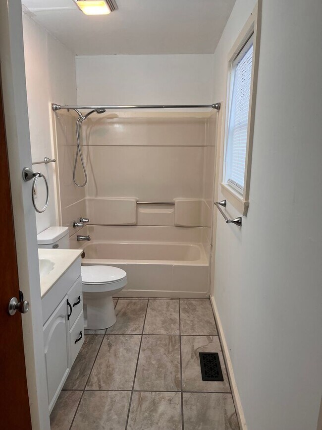 Building Photo - 3 bedroom, 2 bath bungalow on huge lot. Country living, but close to I-40, 140 and Wilmington.