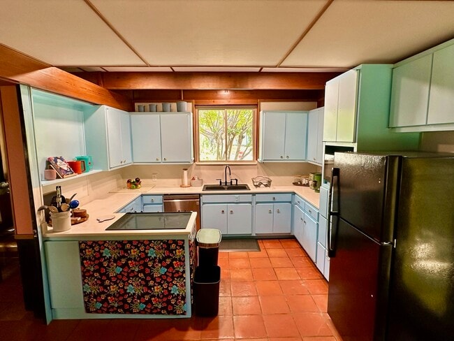 Building Photo - 506 E Hathaway Dr