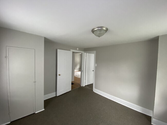 Building Photo - 325 Valley St