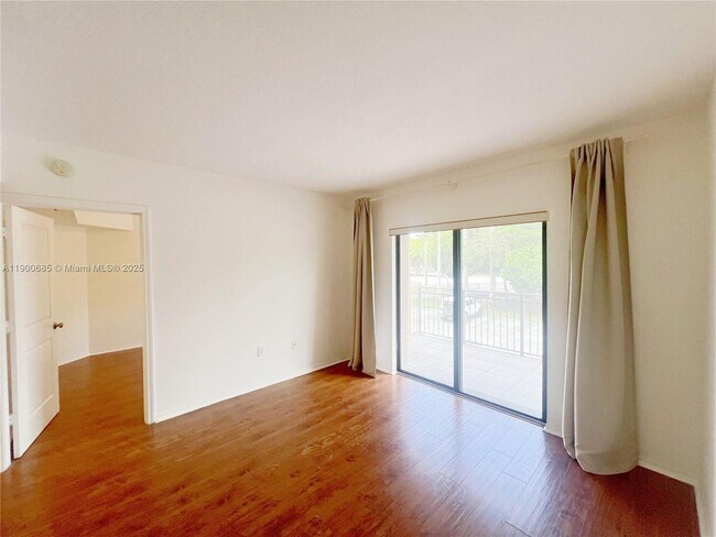 Building Photo - 9340 Fontainebleau Blvd