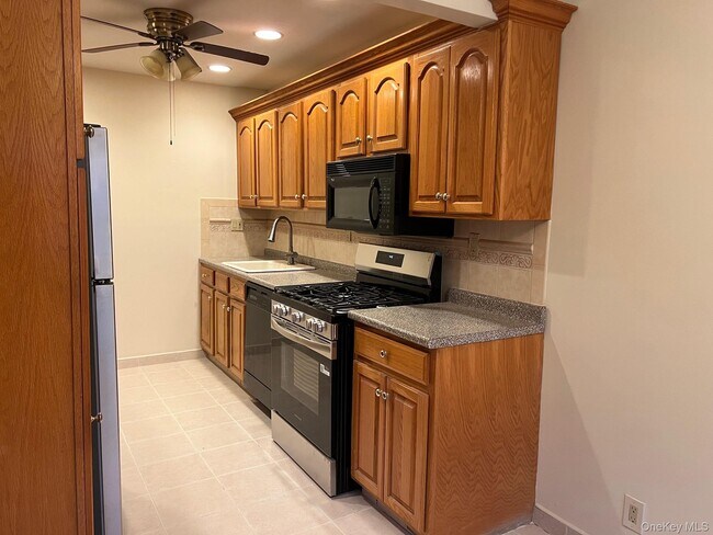 Building Photo - 21-04 Hoyt Ave S