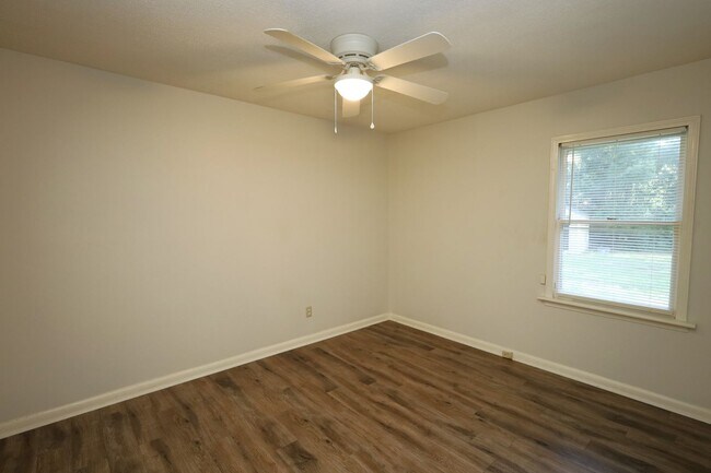Building Photo - 818 Stillwater Dr
