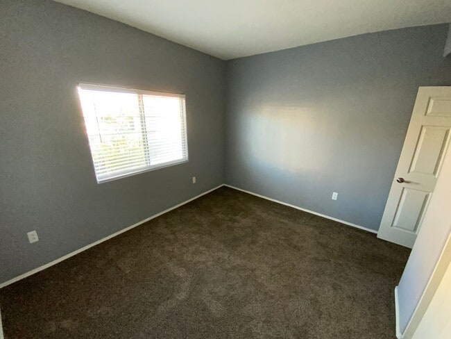 Building Photo - Summerlin  2 Bed / 2 Bath Ground floor Condo w/Fireplace