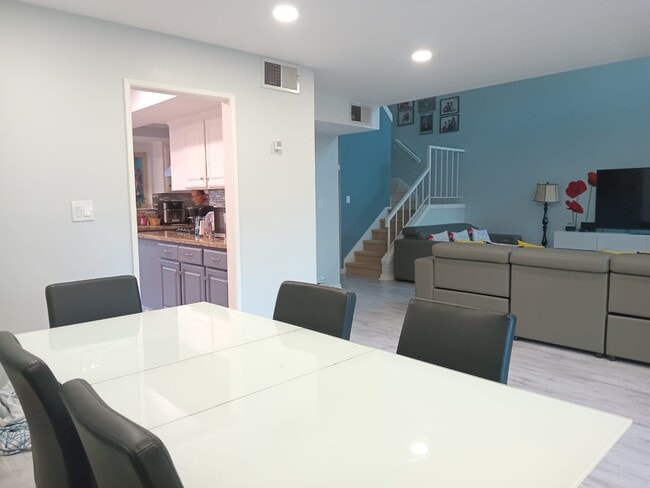 Building Photo - 7551 Maywood Dr