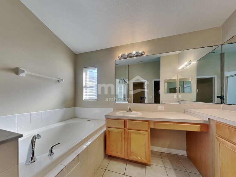 Building Photo - 7029 Monarch Park Dr