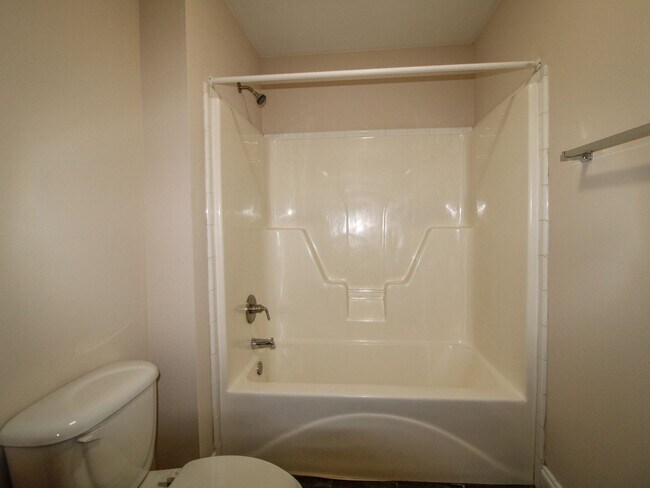 Building Photo - Charming 3BR/2BA Duplex Close to Shopping & Schools