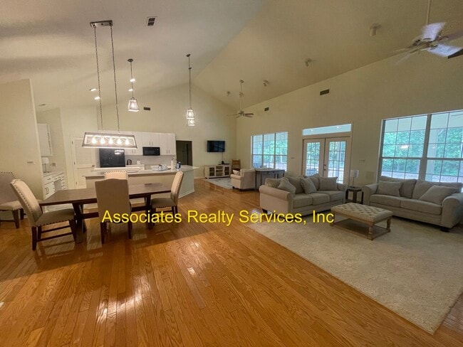 Building Photo - Just Listed!   Fabulous home in Southgate!