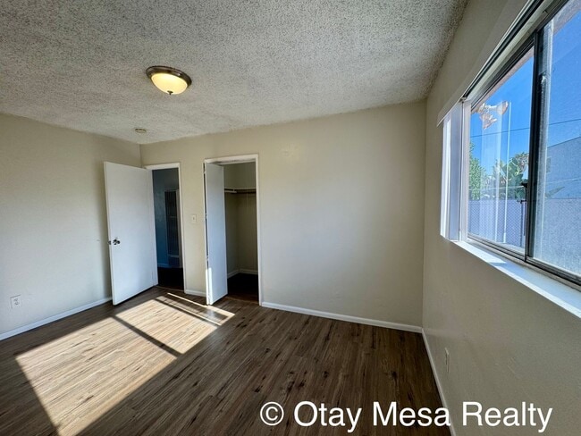 Building Photo - Charming 2-Bedroom Home with Expansive Out...