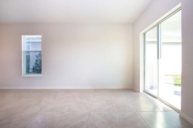 Building Photo - Spacious 5-Bed Retreat with Granite Elegance in Lakewood Ranch