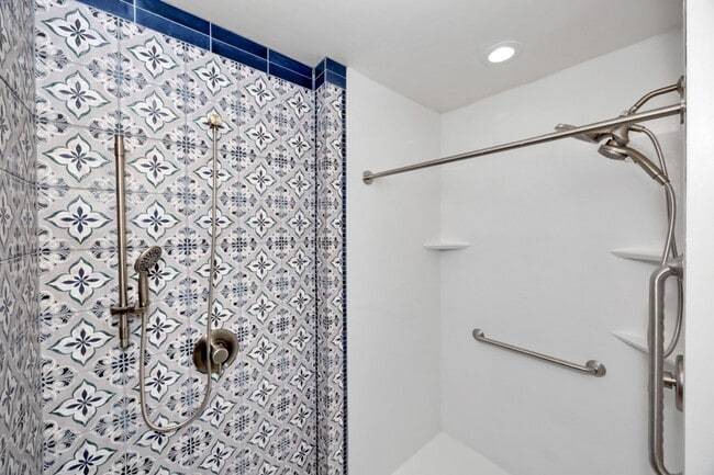 Building Photo - Spacious & Charming in Scottsboro!