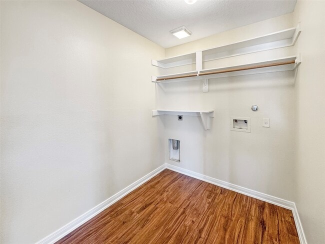 Building Photo - 7521 Blue Jay Dr