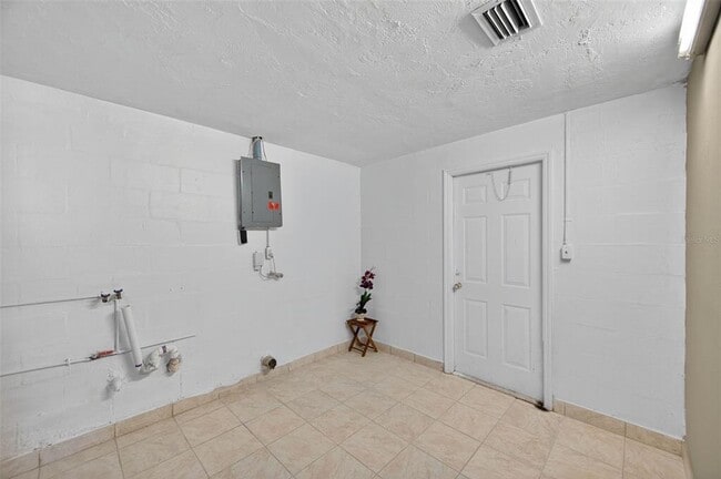 Building Photo - 3742 Elmwood Dr