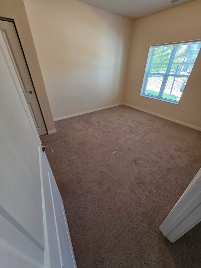Building Photo - *HANDICAP ACCESSIBLE UNIT* 1 Bedroom | 1 Bathroom Lower Level Apartment Unit Available RIGHT NOW!