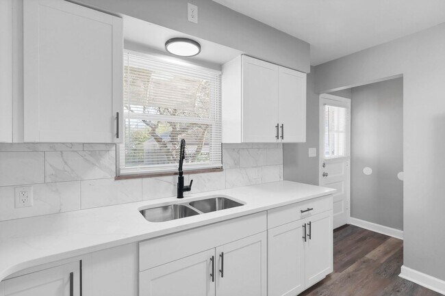 Building Photo - 1820 Oakwood Ave