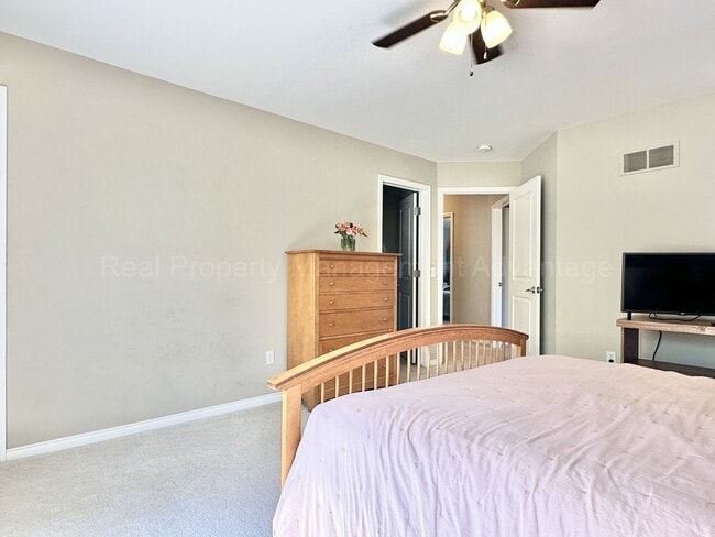 Building Photo - Spacious 4-Bed Colonial in Troy’s Stone Ha...