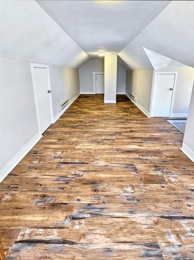 Building Photo - Spacious 3-Bedroom 1 Bathroom Apartment Ne...